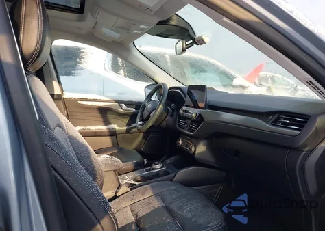 2022 Ford Escape Titanium z USA, uszkodzony, nr VIN 1FMCU9J99NUA83930